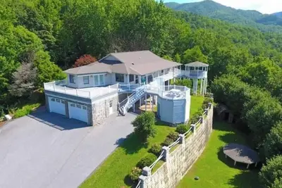 Image de 50 Acre Secluded Mountain Retreat - 3 Gazebos And Large Wrapping Deck- Sleeps 16