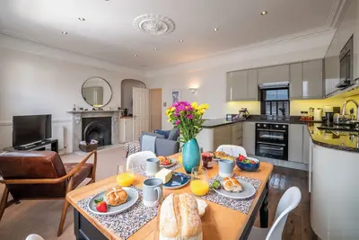 Image de Stylish 2 bed apartment, close to restaurants in heart of Dartmouth, little gem!