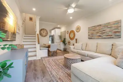 Image de Island In The Sun ~ Newly Renovated 3 Br Townhome in Old Town with Parking!