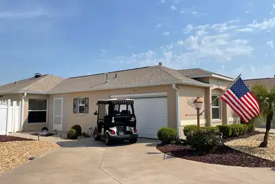 Image de Modern home with no carpet, private hot tub, fire pit, golf cart, and Bbq!