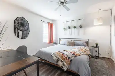 Image de Boho Chic in Overland Park Free Parking Fast Wifi Dedicated Workspace