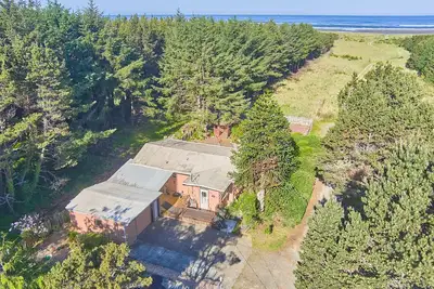 Image de New! Steps To Beach, Dog Ok, Firepit, Near town (Garden)