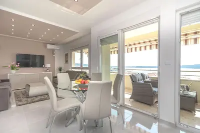 Image de Elvira Modern Sea View Apartment near the Beach, A/C in All Sleeping Areas!