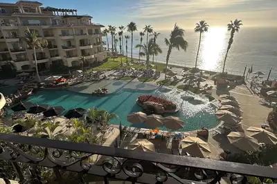 Image de Elegant 1, 2, or 3 bedroom condo w/ balcony in Cabo San Lucas 5 min from marina