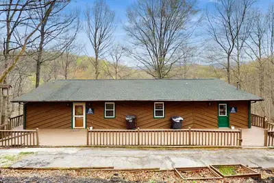 Image de Serene lake home with foosball, dartboard, luxe kitchen - dog friendly!