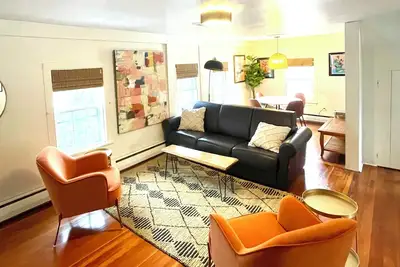 Image de Mod Apartment in Historic Home