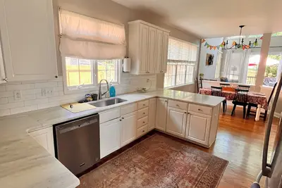 Image de Light and bright 3-bedroom house in Brentwood with seasonal pool