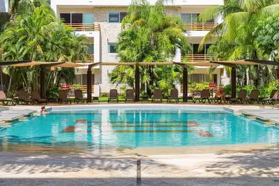 Stylish apartment with rooftop jacuzzi, private balcony & pool access