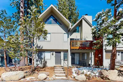 Image de Beautiful condo with loft, modern appliances, fireplace, & nearby activities