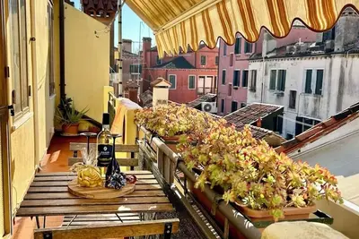 Image de At the Biennale at Leda's