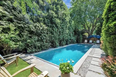 Image de Beautifully renovated East Hampton home close to town, ocean beaches, and. . .