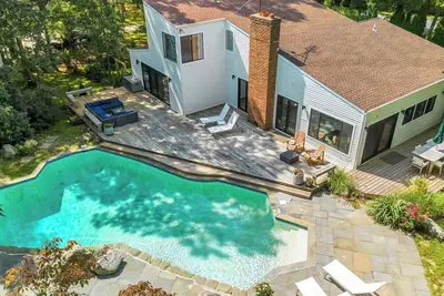 Image de Beautifully Renovated Southampton Home with Modern Design, Private Pool, . . .
