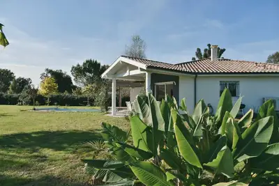 Image de l'Acacia, piscine et grand jardin