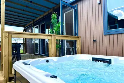 Image de Mobil-home Tribu 6Ch & Spa Premium - 4sdb + Tv + 2lv 12 personnes