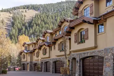 Image de Warm Springs 4-bedroom, 4 bath. Gourmet kitchen, fitness room, pool, and hot tub