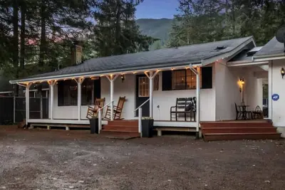 Image de Cozy Mountain house /fenced /ev /flex space /wifi / Hot tub /fireplace / Lake! ! !