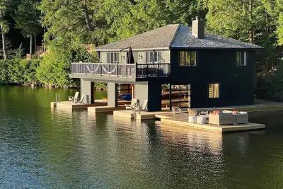Image de Lake Joe Retreat: 6-Bedroom Cottage & Boathouse w/ Tennis Court & Scenic Trails