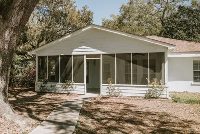 Image de The Jeff - perfect location in Ocean Springs. Walk to downtown! Near the beach!