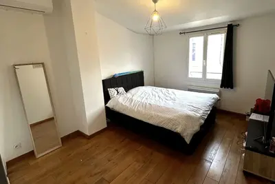 Image de Loue chambre 16m2, équipée d’une télé, accès aux communs.