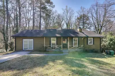 Image de 6 Mi to Stone Mtn Park: ‘The Forrest’ Home w/ Deck