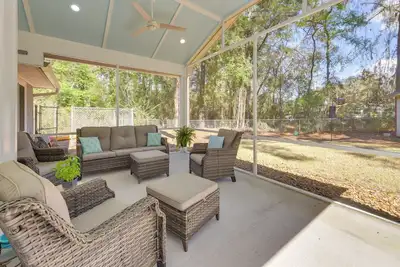 Image de 5 Mi to Dtwn Beaufort: Home w/ Screened-In Patio