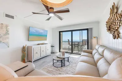 Image de Stunning two-bedroom unit on second floor with spectacular views!