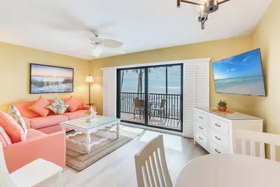 Image de One-bedroom second floor unit with colorful Caribbean vibes.