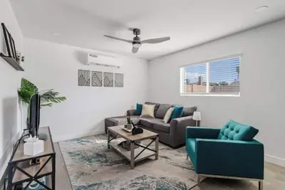 Image de Detached Private Guesthouse - Full Kitchen, 1bd + 1ba, Parking Spot - Sleeps 2