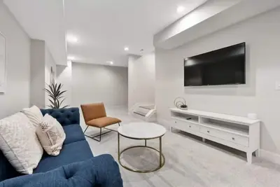 Image de New Build- Luxury Spacious Home- 3 Living rooms Safe neighborhood w/ kids park.