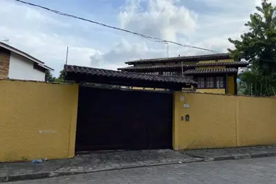 Image de Bruno's yellow mansion