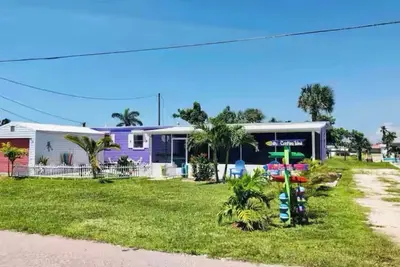 Image de Island Time! Dock! Pool! Kayaks! Boat To Beach! Pets Allowed! The Purple House