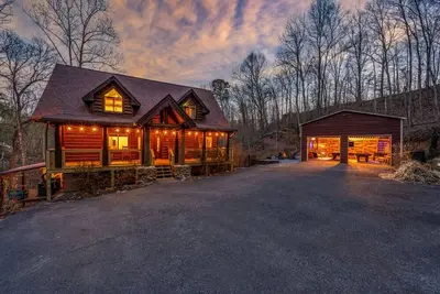 Image de Large Game Garage, Fire Pit, Hot Tub, Mt. LeConte Views!