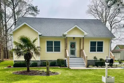CoZyQ is a 2-bedroom, 2 full baths cottage in charming Chincoteague Island, Va