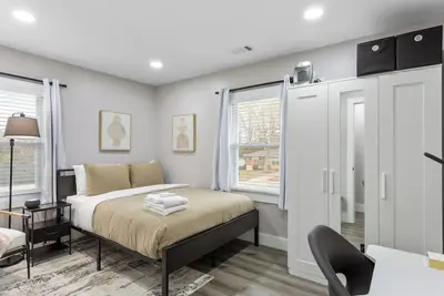 Image de Cozy Room │ Vibrant Location │ Stylish Amenities