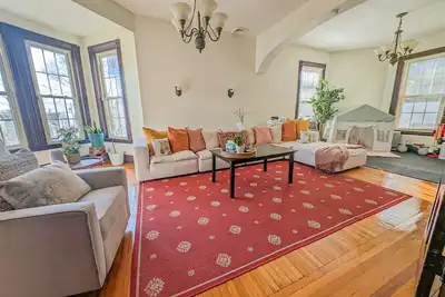 Image de Spacious, historic Boston 4-bedroom house with fitness room, home office, WiFi