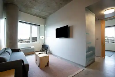 Image de Spacious Suite with Stunning Market Views, Chic Decor, and Modern Amenities