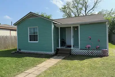 Image de Charming 2-bedroom pet-friendly house with fenced yard minutes from Galveston!