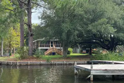Image de Waterfront with dock, less than 5 min to boat landing, gas, Abc and restaurant.