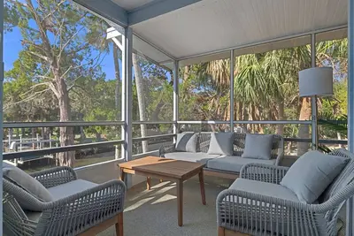 Image de The Blue Turtle-directly on the canal and only minutes from the beach.
