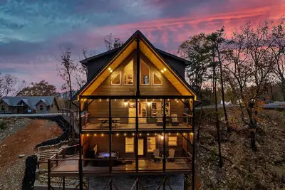 Image de New Mtn Retreat Cabin w/Hot Tub, Game Rm & Theater