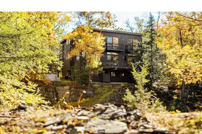 Image de Modern interiors with beautiful view of mountains and a private bluestone quarry