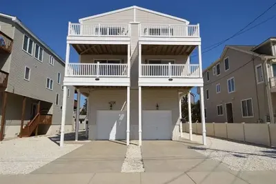 Image de Bright, Sunny 5 bedroom, 4. 5 bath Townhome in the heart of Avalon.