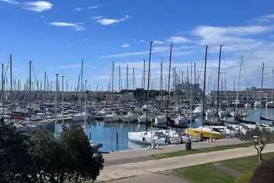 Image de Studio moderne avec climatisation et parking proche plage