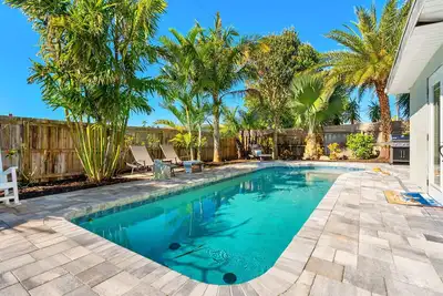 Image de Beach Oasis: Heated Pool & Games, Pet-Friendly - 5 Min Walk to Beach