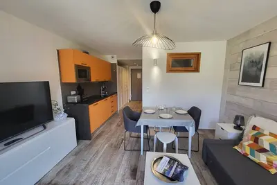 Image de Studio moderne à Montgenèvre avec garage intégré