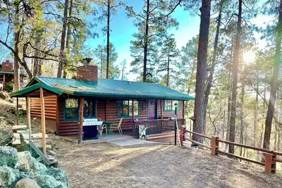 Image de Hillside Cabin with Hot Tub in Peaceful Forest Setting