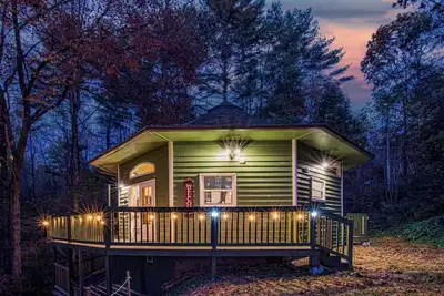 Image de Play Arcade Games, Make Firepit S'mores & Explore Downtown Blue Ridge in Minutes - Trails End