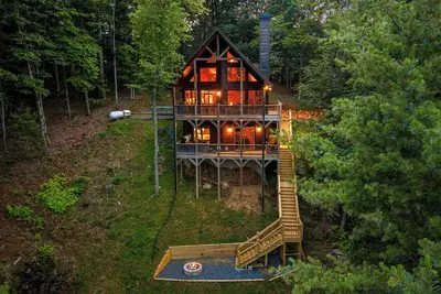 Image de Firepit Chats, Hot Tub Dips, Cozy Eves by the Fireplace & Serene Wooded Surroundings - Rosiey Cabin