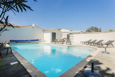 Image de Pingette 4 : Maison Confort Île de Ré - Piscine, Terrasse Sud & Équipements Modernes