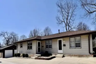 Image de Duplex 2 Beds 1 bath Unit WiFi, Heat & Ac in Bloomington Illinois
